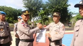 Kapolres Rote Ndao AKBP Mardiono.,S.ST.,M.K.P Menyerahkan Piagam Bagi Kabag SDM Polres Rote Ndao AKP Bambang Hartoyo dan Seluruh Personel Bag SDM, Senin (02/03/2026). FOTO: ROOL/Ho-humaspolresrotendao