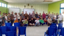 Foto bersama seusai rapat Koordinasi Polsek Lobalain Bersama Orang Tua Siswa, Tokoh Masyarakat dan Pihak Sekolah Dalam Rangka Pencegahan Tawuran Antar Pelajar, Kamis (12/03/2026). FOTO ROOL/Ho-humasresRN