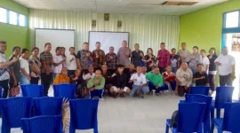 Foto bersama seusai rapat Koordinasi Polsek Lobalain Bersama Orang Tua Siswa, Tokoh Masyarakat dan Pihak Sekolah Dalam Rangka Pencegahan Tawuran Antar Pelajar, Kamis (12/03/2026). FOTO ROOL/Ho-humasresRN