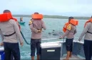 saat menyelamatkan segerombolan paus pilot yang terjebak pukat nelayan di Perairan Desa Fuanfuni, Rote Ndao, NTT, Senin (9/3/2026). FOTO: ROOL/Ho-humasPolresRN