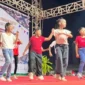 Penampilan line dance dari siswa siswi SD Onatali pada panggung hiburan Pameran Pembangunan dan Expo UMKM Rote Ndao 2026. FOTO: ROOL/Ho-PPID UTAMA_DKISP_RN