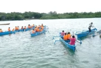 Bansos Oleh Kapolda NTT Sekalugus Penyerahan Enam Unit Perahu Bagi Siswa Dusun Airani Sebagai Bentuk Polri Peduli Pendidikan. FOTO: ROOL/Ho-hmsresrnd