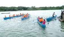 Bansos Oleh Kapolda NTT Sekalugus Penyerahan Enam Unit Perahu Bagi Siswa Dusun Airani Sebagai Bentuk Polri Peduli Pendidikan. FOTO: ROOL/Ho-hmsresrnd