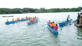 Bansos Oleh Kapolda NTT Sekalugus Penyerahan Enam Unit Perahu Bagi Siswa Dusun Airani Sebagai Bentuk Polri Peduli Pendidikan. FOTO: ROOL/Ho-hmsresrnd