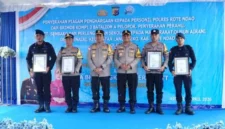 Penyerahan Piagam Penghargaan Bagi Personel Polres Rote Ndao dan Personel Brimob Kompi III Batalyon A Pelopor Polda NTT Selasa (07/04/2026). FOTO: ROOL/Ho-hmspolresrnd