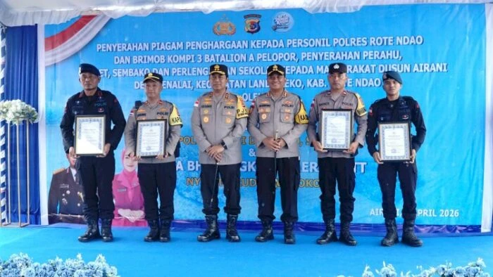 Penyerahan Piagam Penghargaan Bagi Personel Polres Rote Ndao dan Personel Brimob Kompi III Batalyon A Pelopor Polda NTT Selasa (07/04/2026). FOTO: ROOL/Ho-hmspolresrnd
