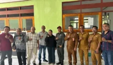 Tim Pansus DPRD Kab. Rote Ndao yang didampingi Kepala Dinas Pendidikan Kab. Rote Ndao Morids D. E. Bulan, S.Pd, M.Si lakukan peninjauan pekerjaan fisik di SD Kimadale. | FOTO: ROOL/Ho-PPID Utama_DKISP