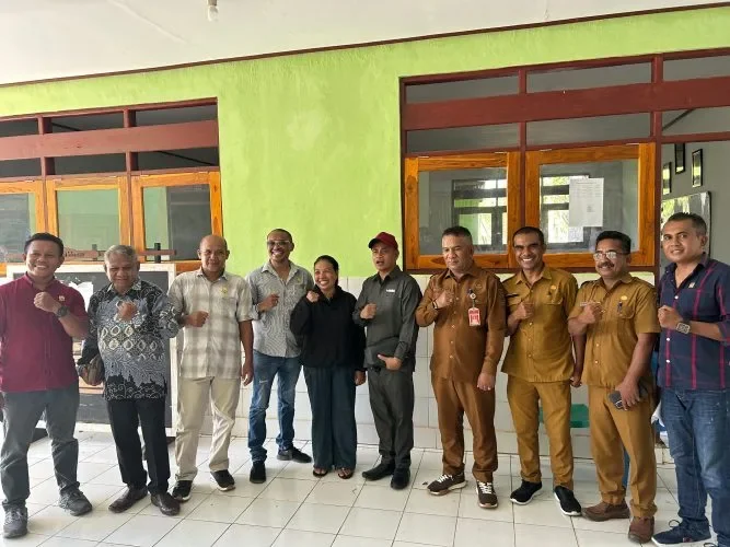 Tim Pansus DPRD Kab. Rote Ndao yang didampingi Kepala Dinas Pendidikan Kab. Rote Ndao Morids D. E. Bulan, S.Pd, M.Si lakukan peninjauan pekerjaan fisik di SD Kimadale. | FOTO: ROOL/Ho-PPID Utama_DKISP