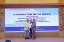 Penyerahan Laporan Hasil Pemeriksaan (LHP) oleh Kepala BPK Perwakilan Provinsi Nusa Tenggara Timur, Tryantoro, S.E., M.M., CSFA kepada Bupati Rote Ndao, Paulus Henuk, SH dan Ketua DPRD Kabupaten Rote Ndao Alfred Saudila, A.Md | FOTO: ROOL/Ho-PPID Utama_DKISP Kab. Rote Ndao