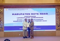 Penyerahan Laporan Hasil Pemeriksaan (LHP) oleh Kepala BPK Perwakilan Provinsi Nusa Tenggara Timur, Tryantoro, S.E., M.M., CSFA kepada Bupati Rote Ndao, Paulus Henuk, SH dan Ketua DPRD Kabupaten Rote Ndao Alfred Saudila, A.Md | FOTO: ROOL/Ho-PPID Utama_DKISP Kab. Rote Ndao