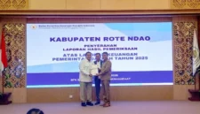 Penyerahan Laporan Hasil Pemeriksaan (LHP) oleh Kepala BPK Perwakilan Provinsi Nusa Tenggara Timur, Tryantoro, S.E., M.M., CSFA kepada Bupati Rote Ndao, Paulus Henuk, SH dan Ketua DPRD Kabupaten Rote Ndao Alfred Saudila, A.Md | FOTO: ROOL/Ho-PPID Utama_DKISP Kab. Rote Ndao