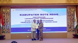 Penyerahan Laporan Hasil Pemeriksaan (LHP) oleh Kepala BPK Perwakilan Provinsi Nusa Tenggara Timur, Tryantoro, S.E., M.M., CSFA kepada Bupati Rote Ndao, Paulus Henuk, SH dan Ketua DPRD Kabupaten Rote Ndao Alfred Saudila, A.Md | FOTO: ROOL/Ho-PPID Utama_DKISP Kab. Rote Ndao