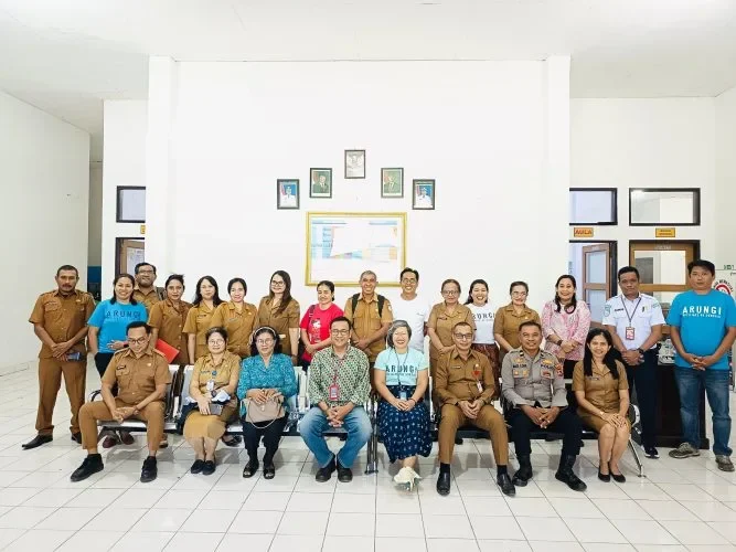 Foto bersama Perangkat Daerah dan Yayasan ARUNGI | FOTO: ROOL/Ho-PPID Utama_DKISP Kab. Rote Ndao