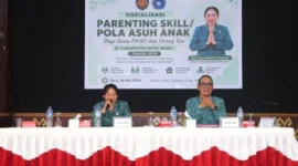 Ketua TP PKK Kabupaten Rote Ndao Yanne Henuk-Pellokila saat menyampaikan materi dalam kegiatan Parenting Skill/Pola Asuh Anak Tingkat Kabupaten Rote Ndao Tahun 2026 | FOTO: ROOL/Ho-PPID Utama_DKISP Kab. Rote Ndao