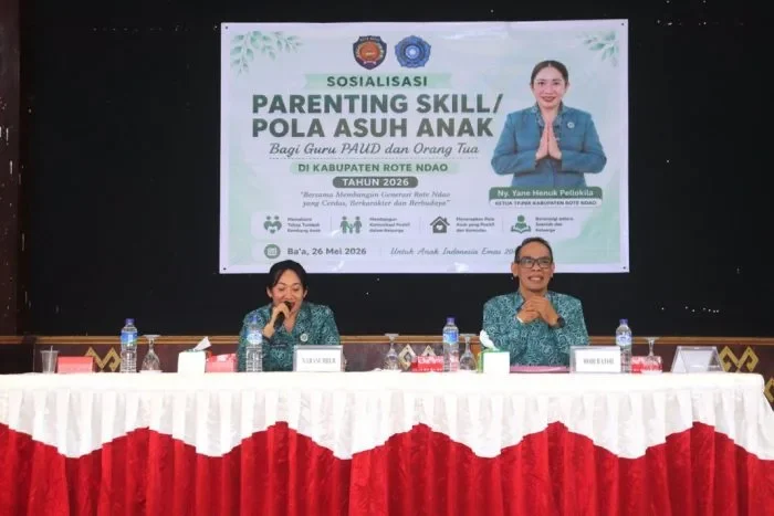 Ketua TP PKK Kabupaten Rote Ndao Yanne Henuk-Pellokila saat menyampaikan materi dalam kegiatan Parenting Skill/Pola Asuh Anak Tingkat Kabupaten Rote Ndao Tahun 2026 | FOTO: ROOL/Ho-PPID Utama_DKISP Kab. Rote Ndao