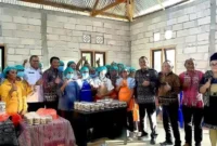 Wakil Gubernur NTT, Bupati Rote Ndao dan Sekda Rote Ndao foto bersama saat meninjau produk ekonomi kreatif milik masyarkat di Desa Oetefu, Jumat (22/5/2026) | ROOL/Ho-hmsrn