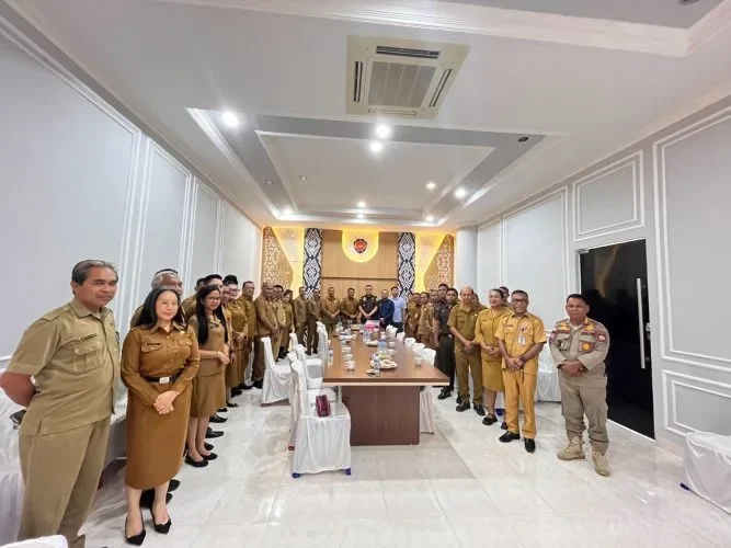 Foto Bersama Bupati Rote Ndao, Kajari dan Kepala PD lingkup Pemkab Rote Ndao | ROOL/Ho-PPID Utama_DKISP Kab. Rote Ndao